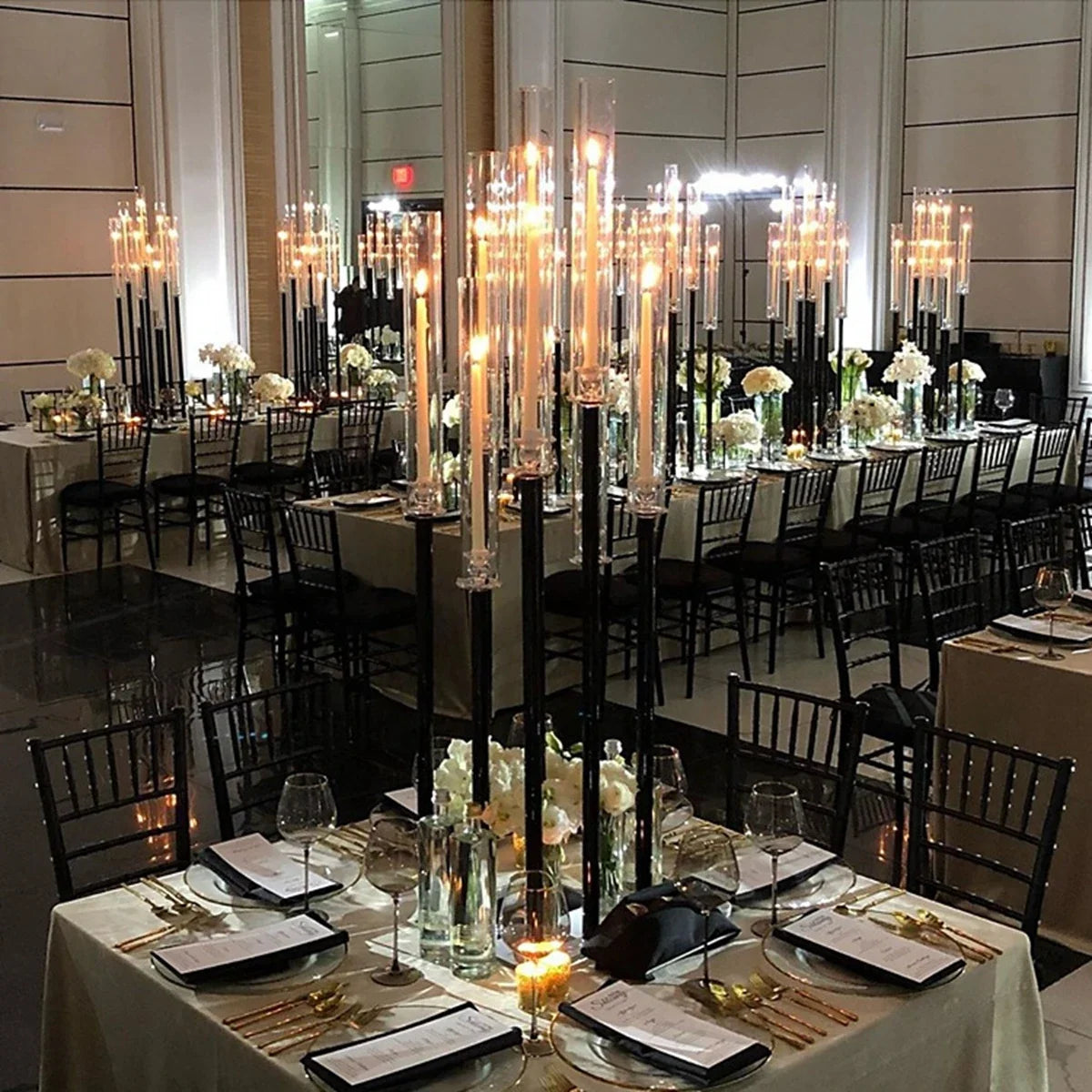 Centrotavola per matrimonio con candelabri a 9 teste, neri.