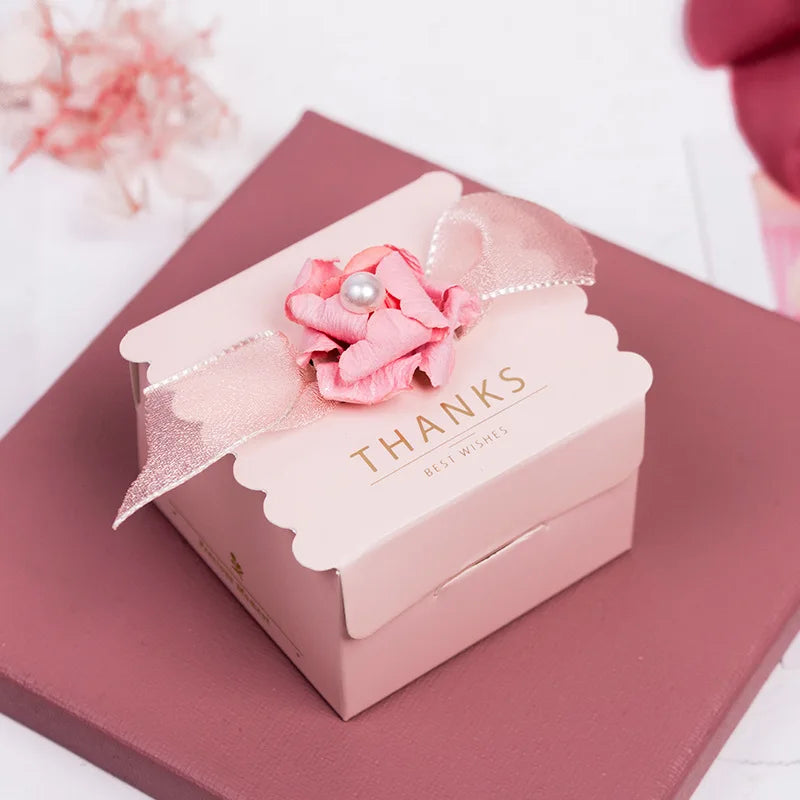 Scatola porta caramelle con fiori, quadrata, rosa, nastro, sacchetto di carta, 5 pezzi.