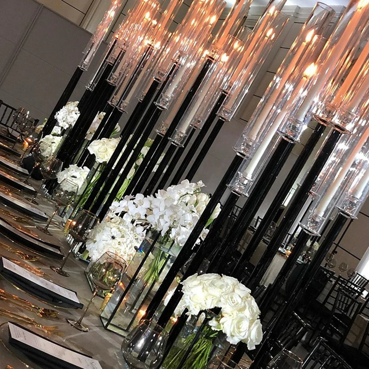 Centrotavola per matrimonio con candelabri a 9 teste, neri.