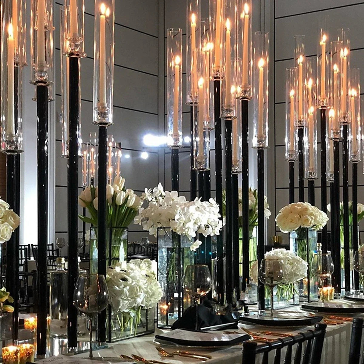 Centrotavola per matrimonio con candelabri a 9 teste, neri.