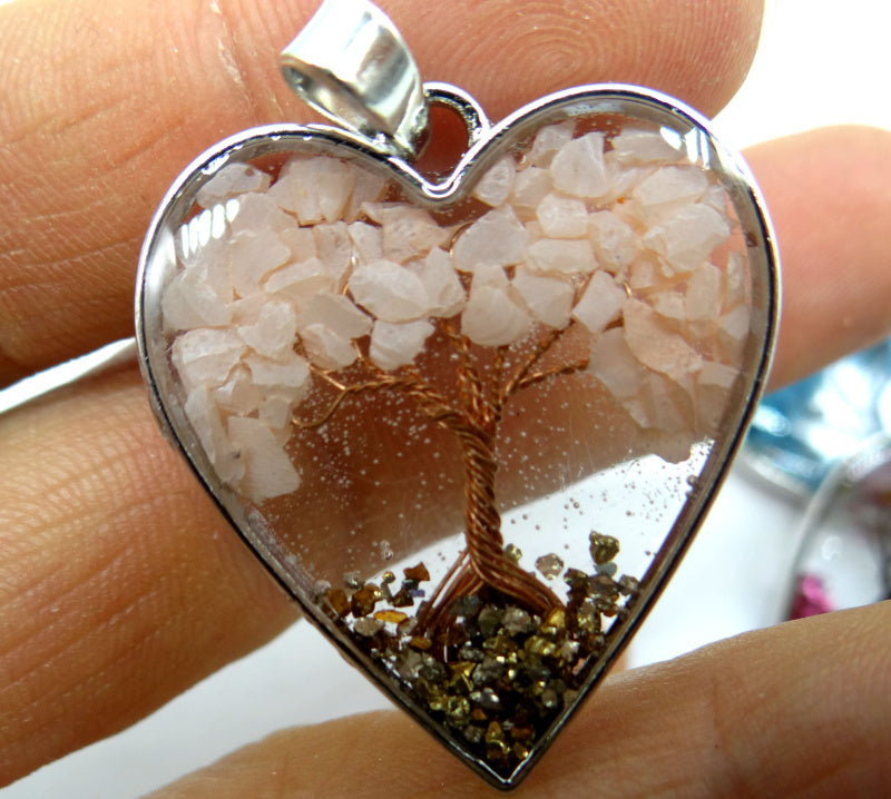 Bordo in pietra frantumata di cristallo naturale a forma di cuore