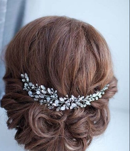Fascia per capelli da sposa con foglie e cristalli.