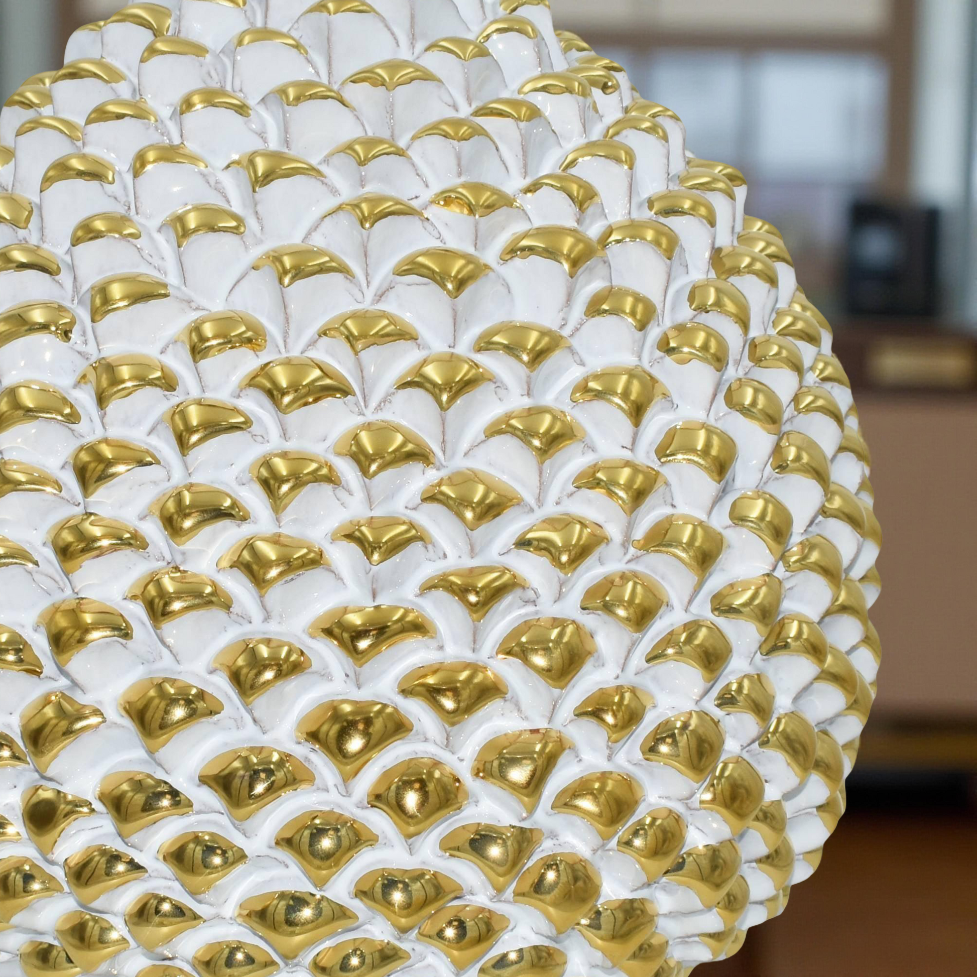 Pigna artigianale di Caltagirone con oro zecchino modellata a mano altezza 30 oro bianco