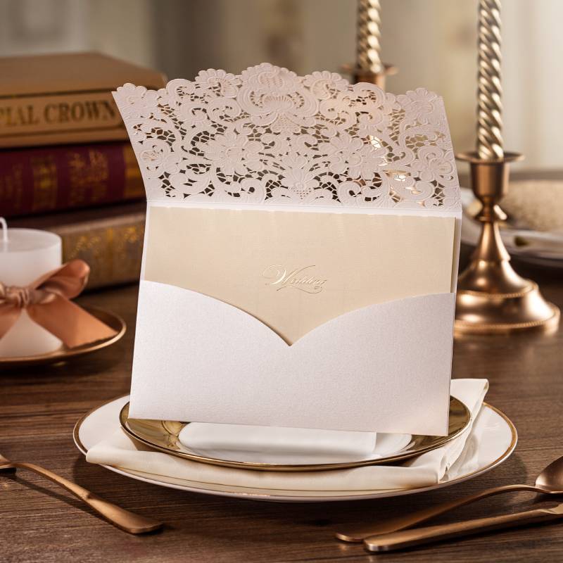 Hochzeitseinladung in Weiß und Gold.