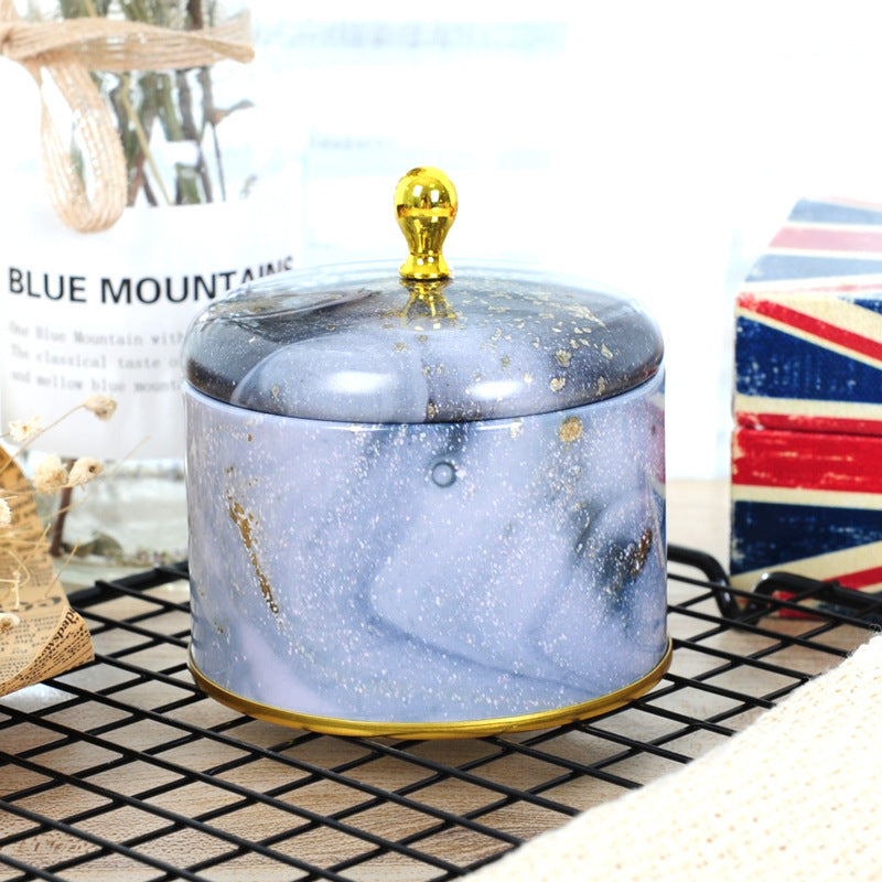 Splendidi contenitori rotondi in latta dal design accattivante.