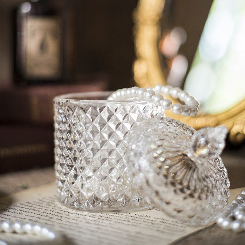 Barattolo di lusso in vetro tagliato finemente con tappo a punta dorata.