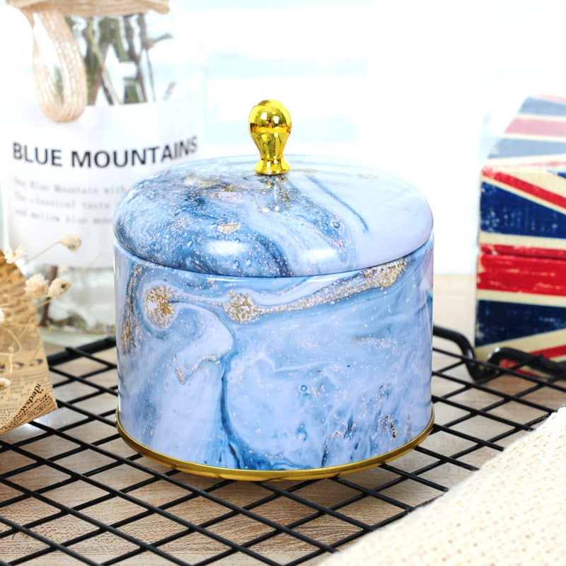 Splendidi contenitori rotondi in latta dal design accattivante.