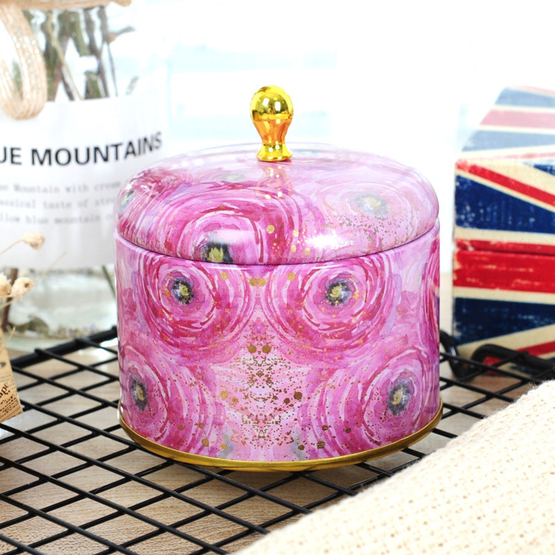 Splendidi contenitori rotondi in latta dal design accattivante.