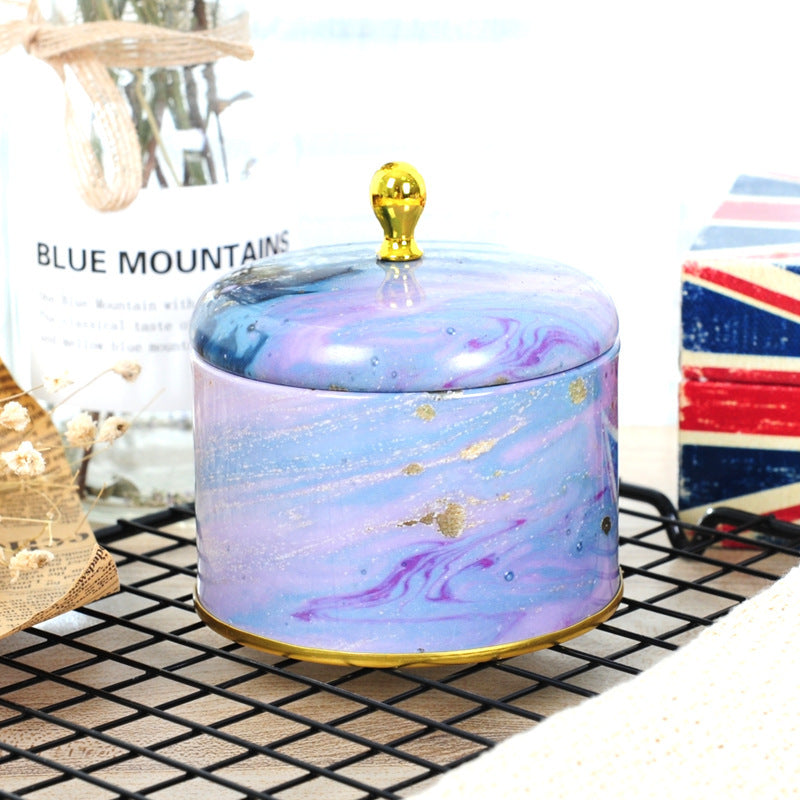 Splendidi contenitori rotondi in latta dal design accattivante.