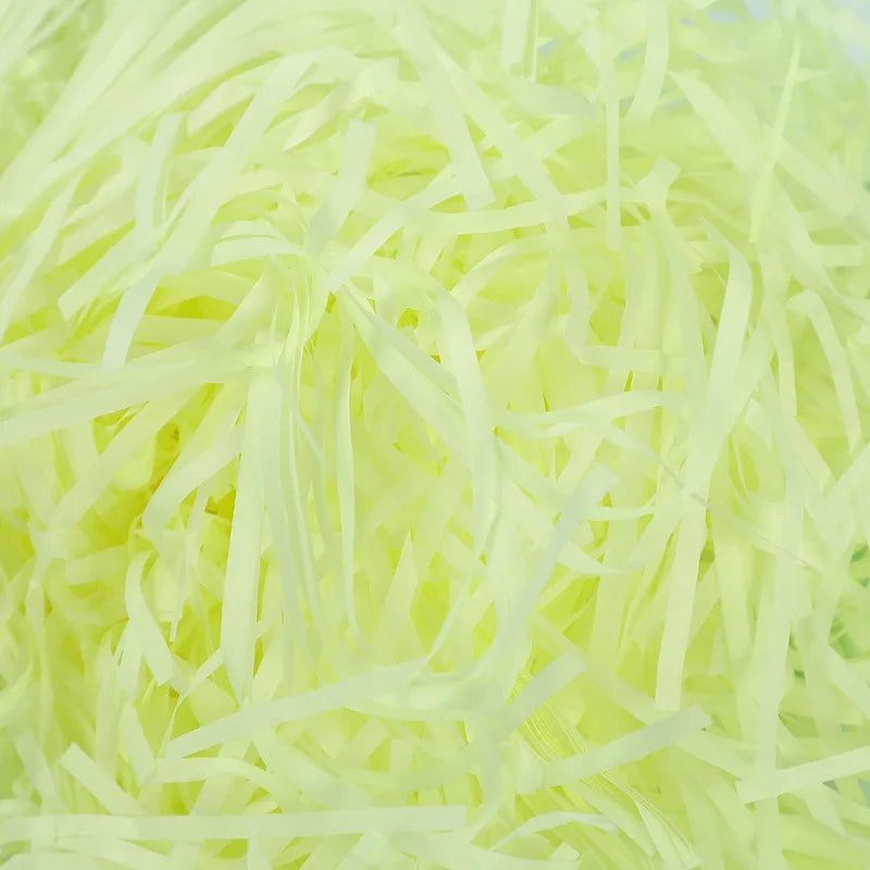 Riempimento per scatole regalo di caramelle in carta crespa triturata color rafia.