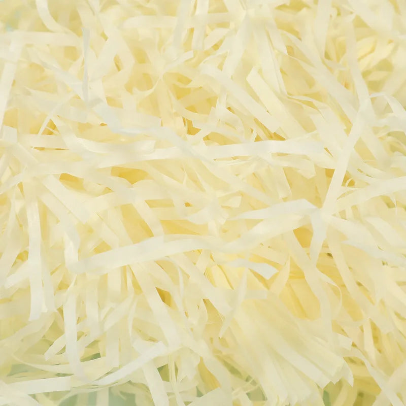 Riempimento per scatole regalo di caramelle in carta crespa triturata color rafia.