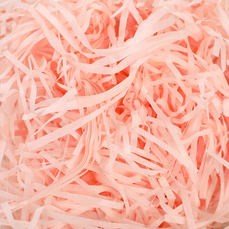 Riempimento per scatole regalo di caramelle in carta crespa triturata color rafia.