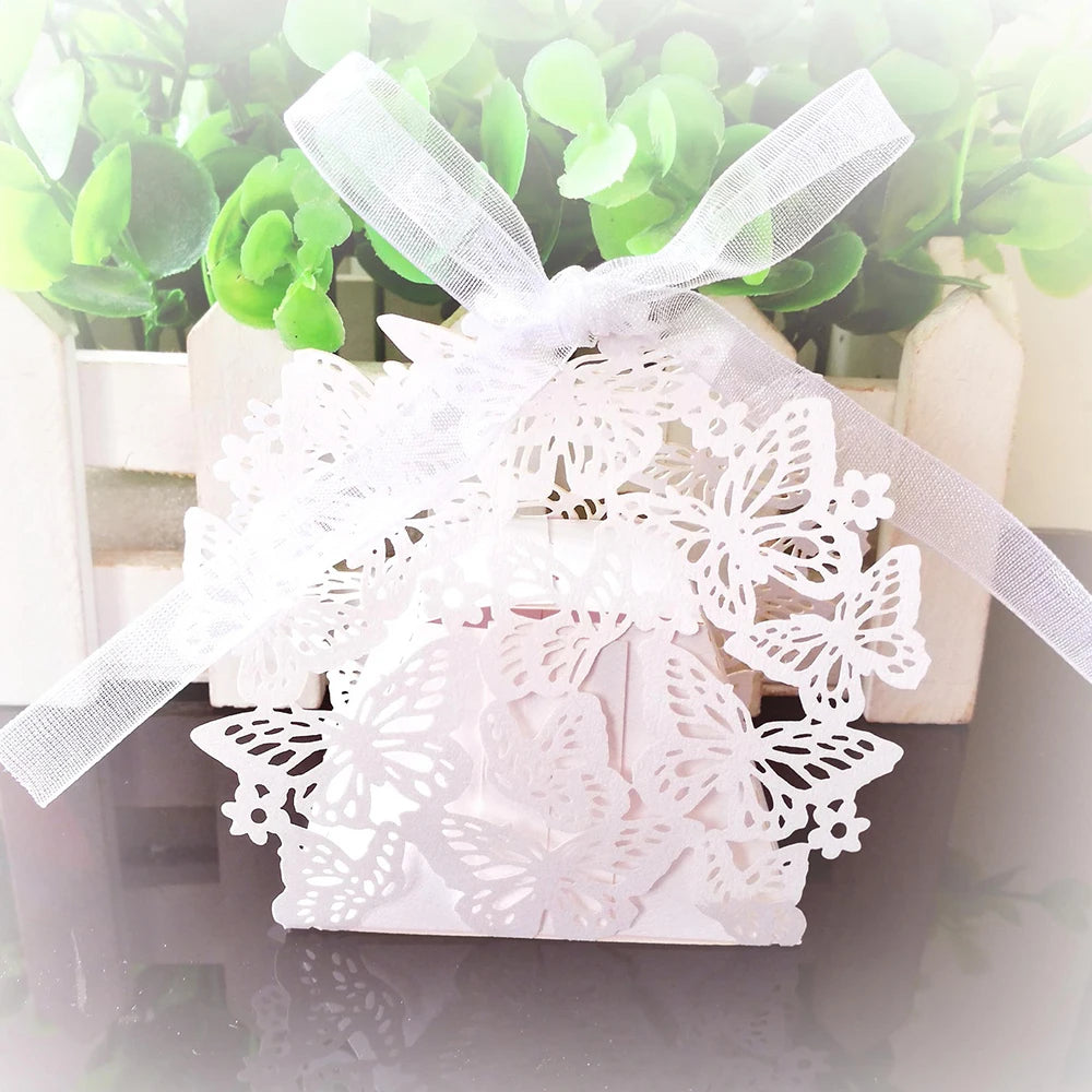 Geschenkbox mit Schmetterlingskutsche, lasergeschnitten, mit Band.