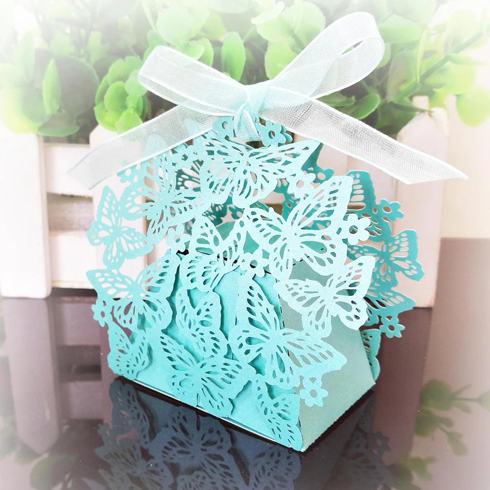 Geschenkbox mit Schmetterlingskutsche, lasergeschnitten, mit Band.