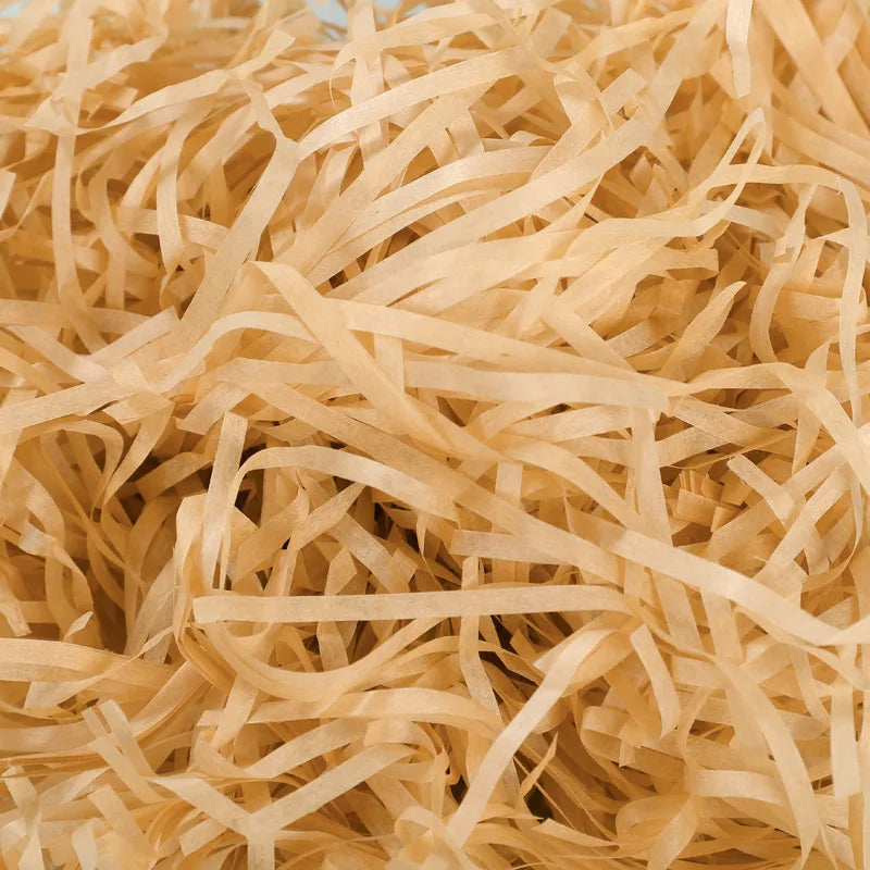 Riempimento per scatole regalo di caramelle in carta crespa triturata color rafia.