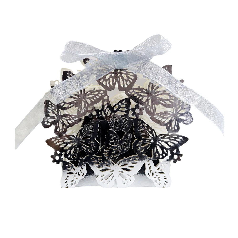 Scatola portaconfetti a forma di carrozza con farfalla, tagliata al laser e con nastro.