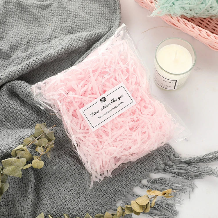 Riempimento per scatole regalo di caramelle in carta crespa triturata color rafia.