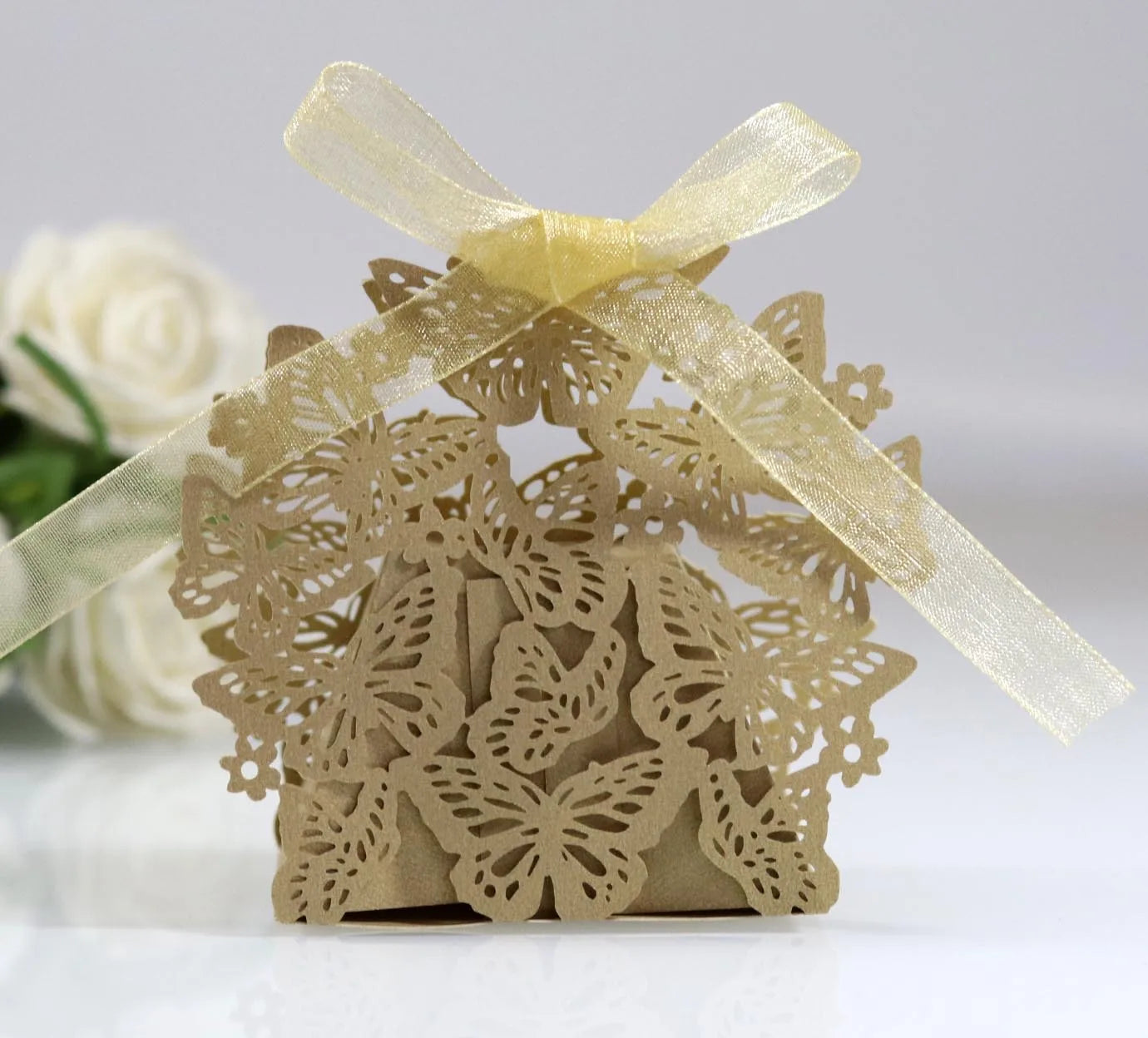 Geschenkbox mit Schmetterlingskutsche, lasergeschnitten, mit Band.