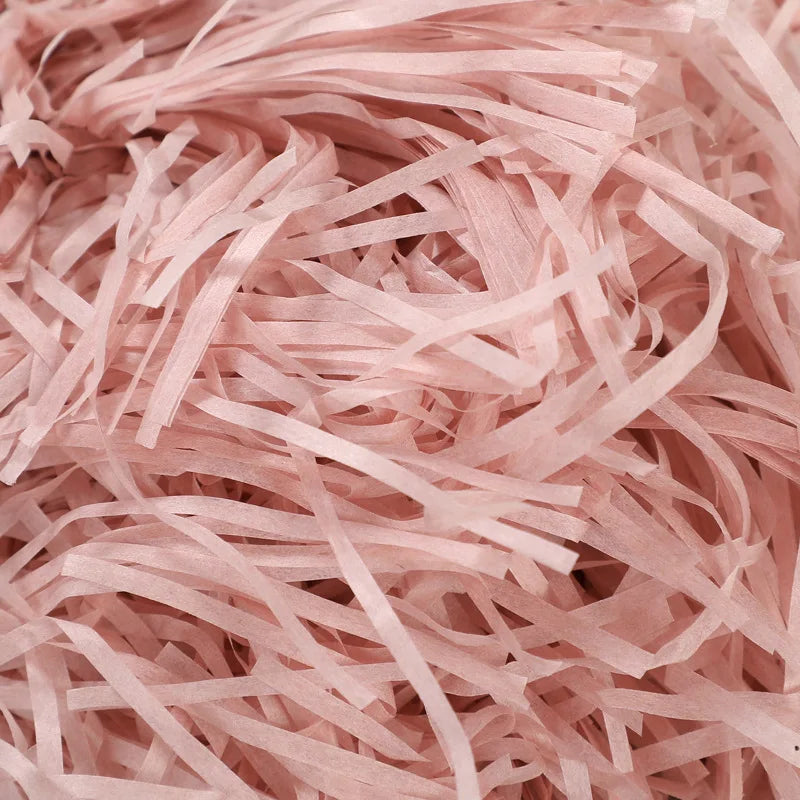 Riempimento per scatole regalo di caramelle in carta crespa triturata color rafia.