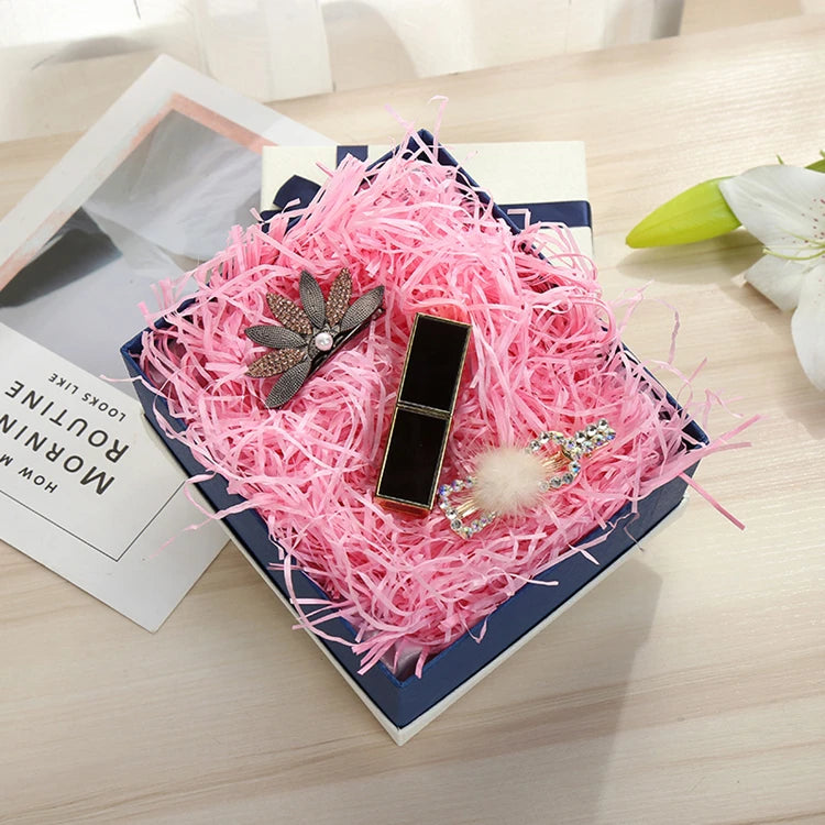 Riempimento per scatole regalo di caramelle in carta crespa triturata color rafia.