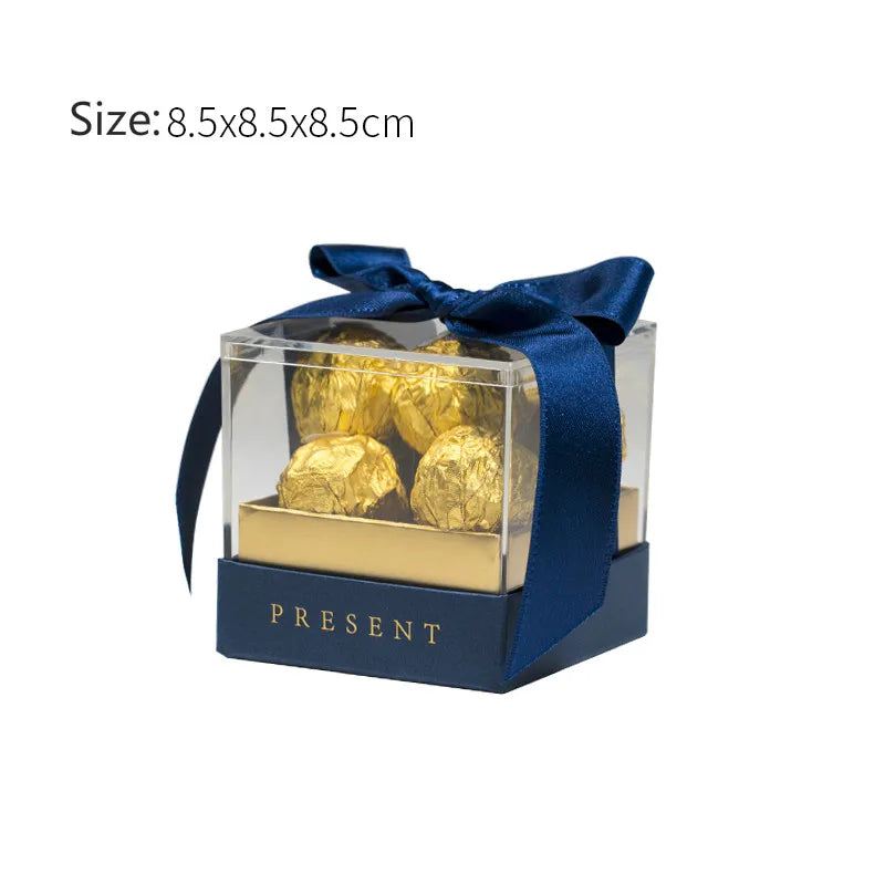 Scatola regalo in acrilico con nastro trasparente.