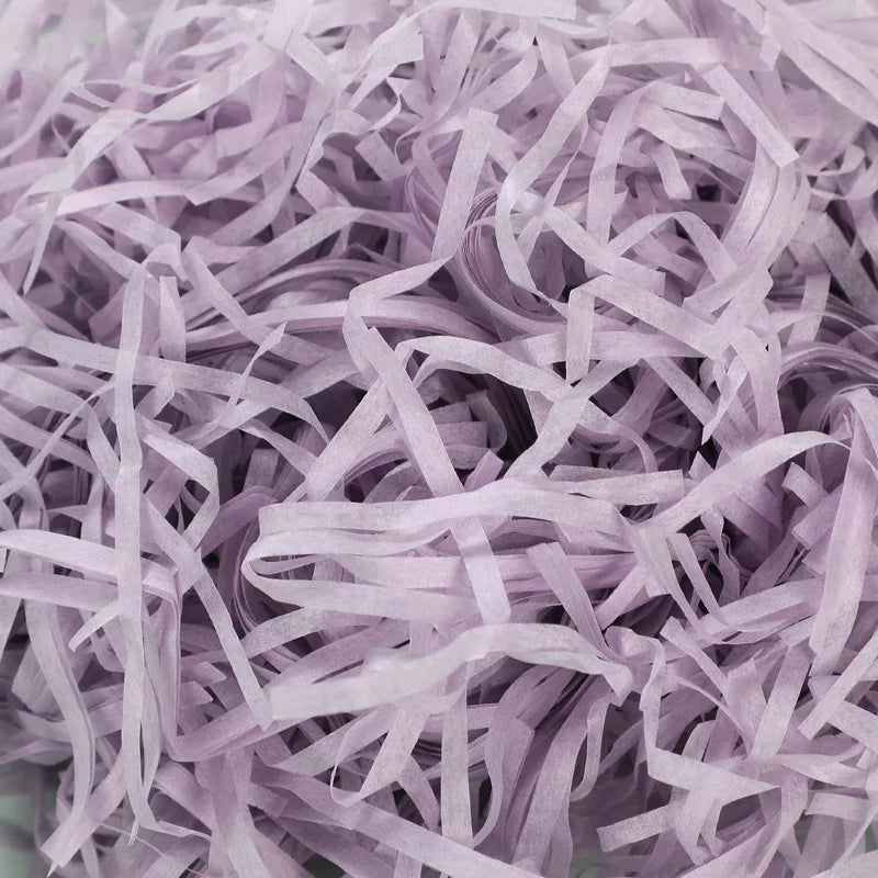 Riempimento per scatole regalo di caramelle in carta crespa triturata color rafia.