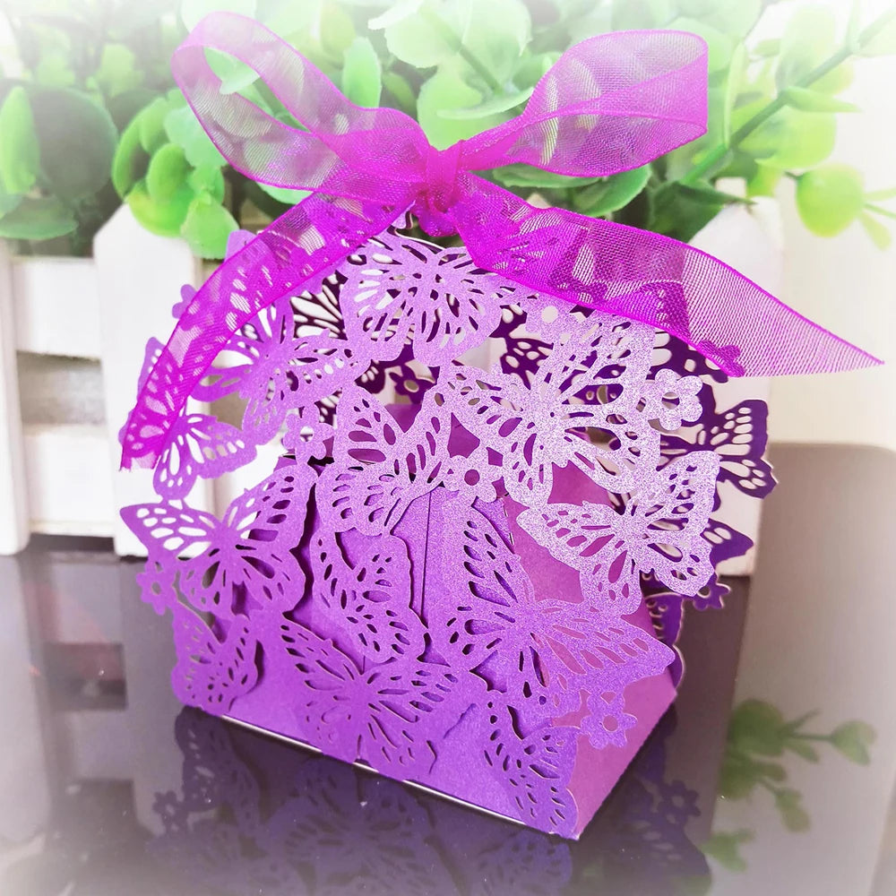 Geschenkbox mit Schmetterlingskutsche, lasergeschnitten, mit Band.