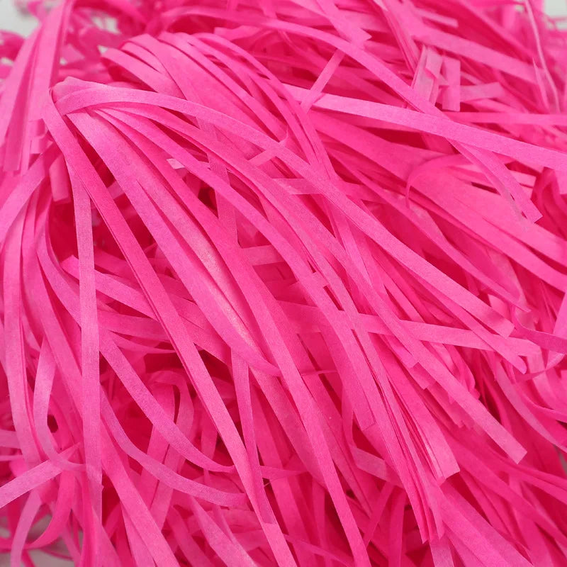 Riempimento per scatole regalo di caramelle in carta crespa triturata color rafia.