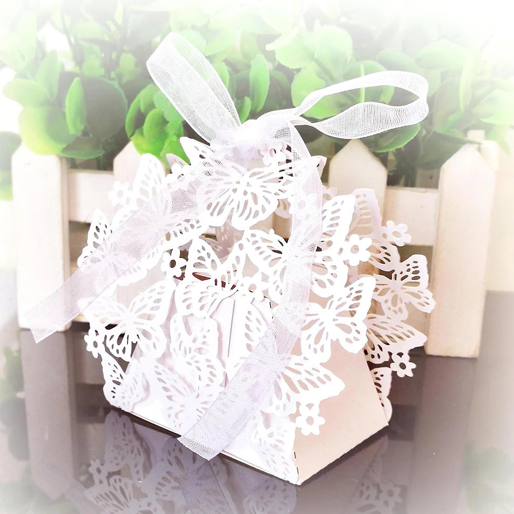 Geschenkbox mit Schmetterlingskutsche, lasergeschnitten, mit Band.