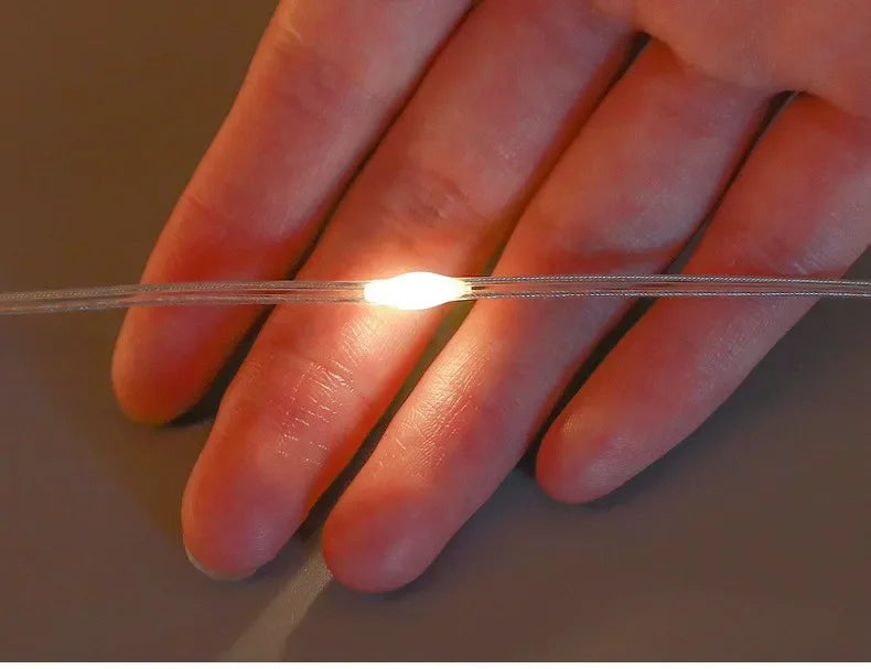 Tenda con luci natalizie e stelle di Babbo Natale.