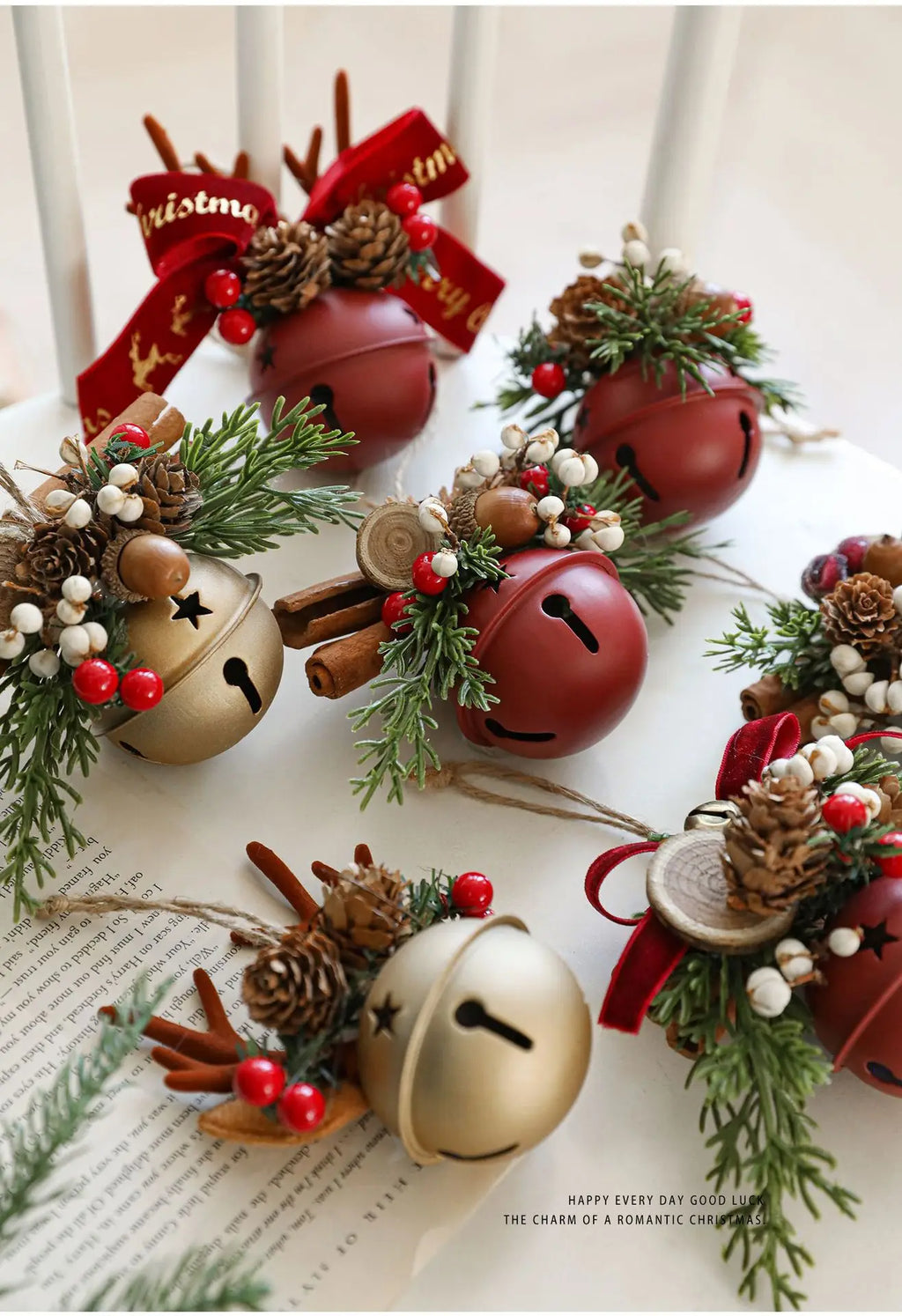 Campanelli di Natale, corna, fiocchi, pigne, albero di Natale.