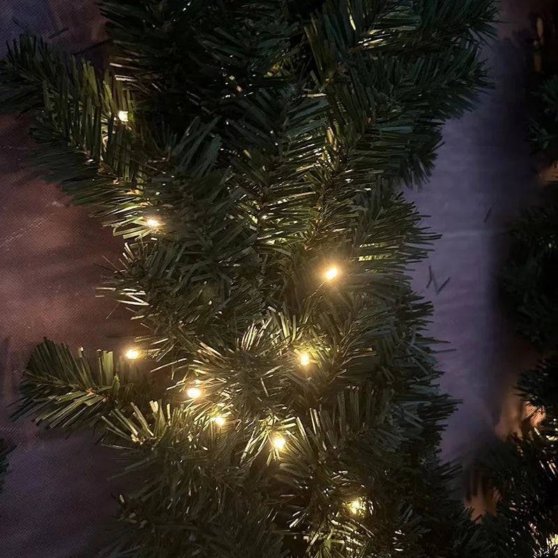 Ghirlanda natalizia verde con strisce di rattan e foglie di pino artificiali