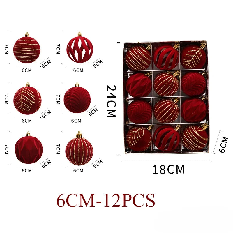 Decorazioni natalizie con palline rosso vino e albero di Natale bianco e verde scuro.