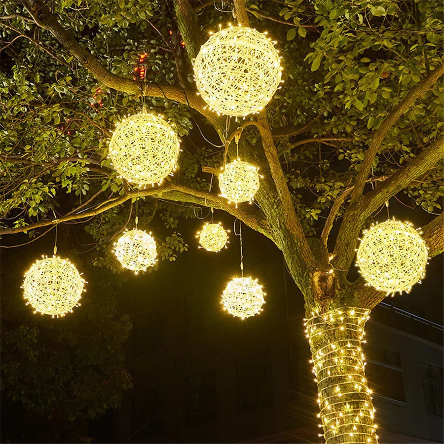 Luci di Natale a LED con sfere in rattan da esterno, 20 cm e 30 cm.