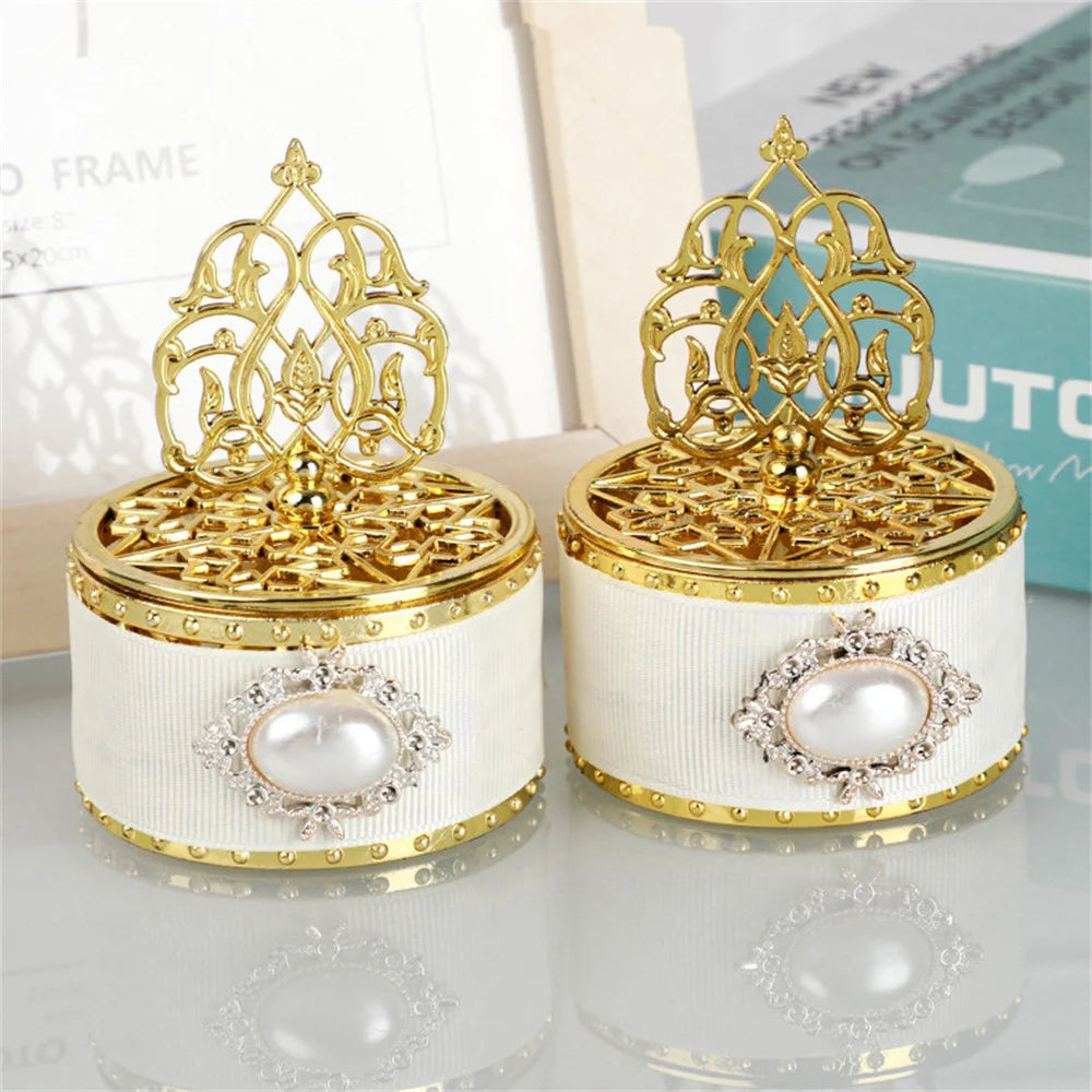 Elegante Süßigkeiten-Geschenkbox in Goldweiß.