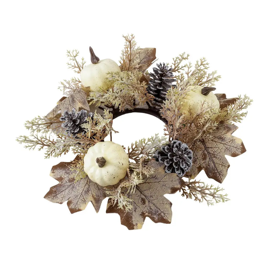 Ghirlanda natalizia con zucca, bacche, pigna, acero, decorazione per la casa.