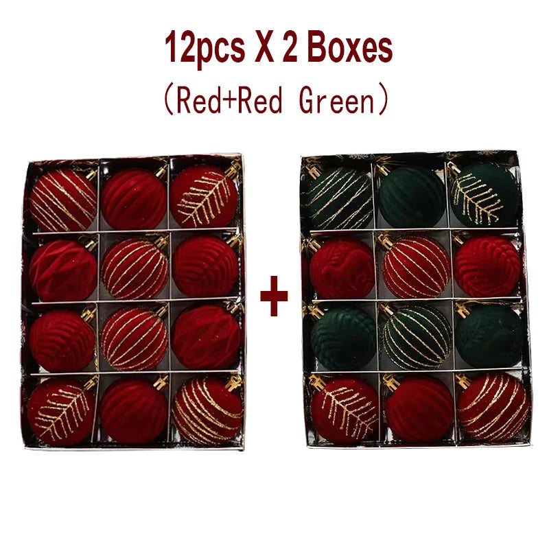 Decorazioni natalizie con palline rosso vino e albero di Natale bianco e verde scuro.