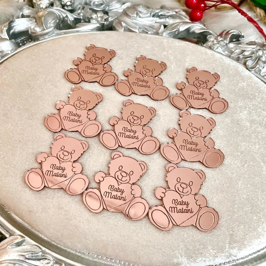 Personalisierte, gravierte Teddybär-Anhänger in Gold.