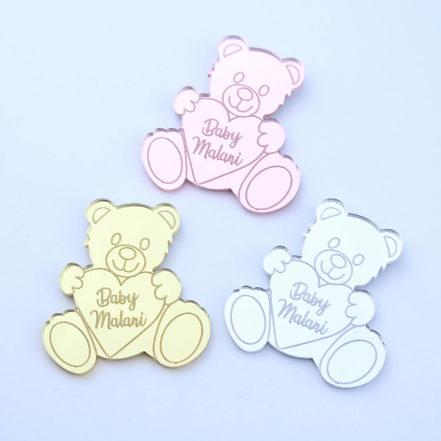 Personalisierte, gravierte Teddybär-Anhänger in Gold.