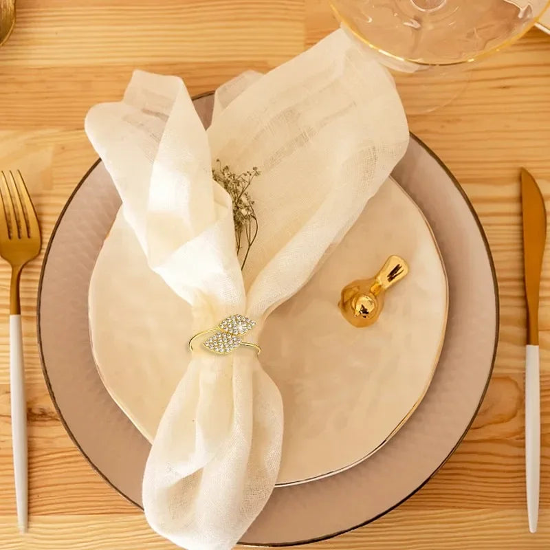 Anelli per tovaglioli con foglie, eleganti decorazioni da tavola in foglia d'oro.
