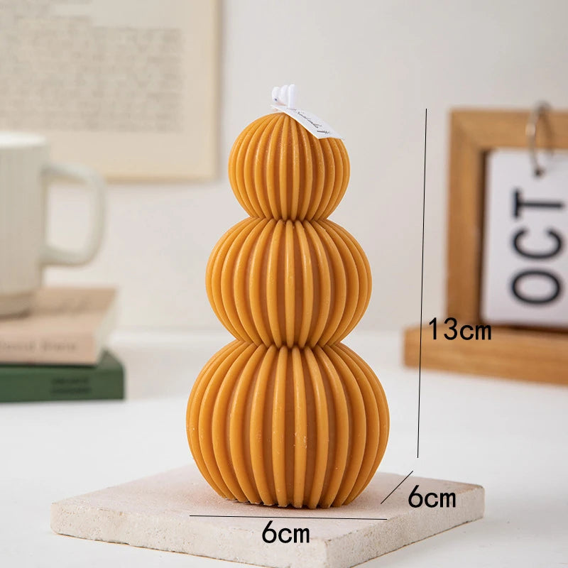 Candela profumata con fragranza creativa a forma di palla di onde geometriche.