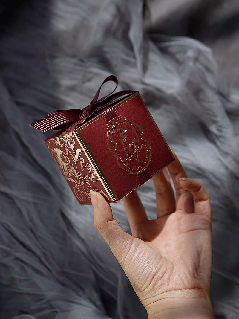 Scatole regalo in cartone con fiori di tulipani e caramelle.