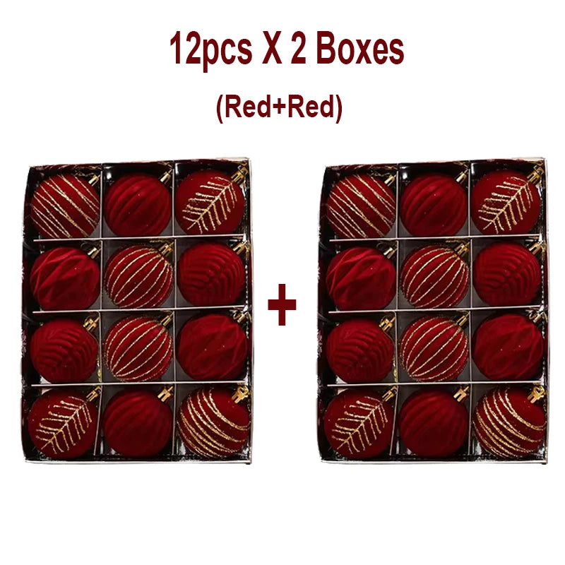 Decorazioni natalizie con palline rosso vino e albero di Natale bianco e verde scuro.