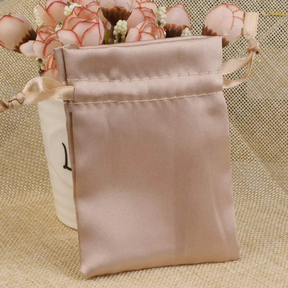 Sacchetto in raso con coulisse per confezionare sacchetti regalo.