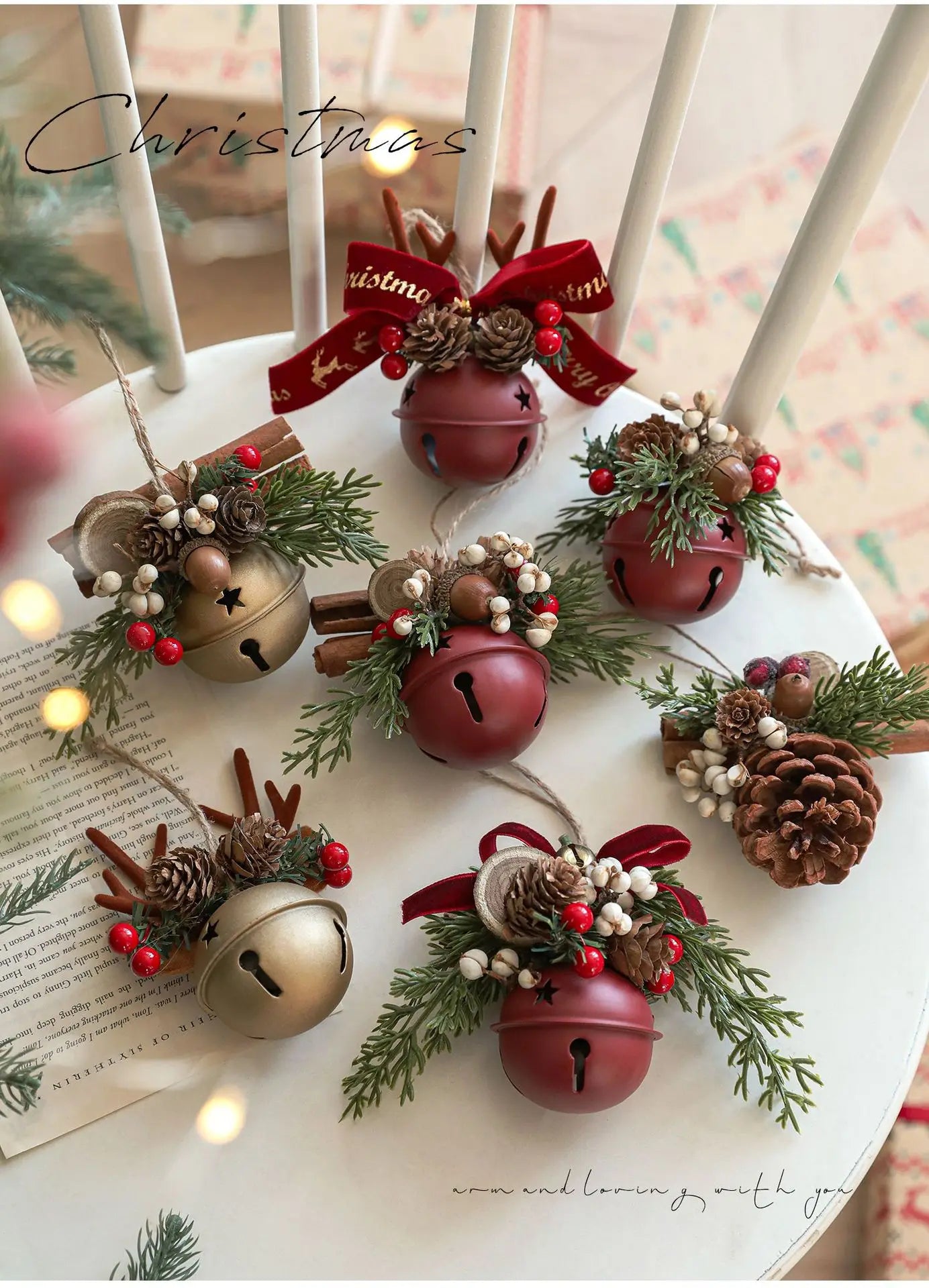 Campanelli di Natale, corna, fiocchi, pigne, albero di Natale.