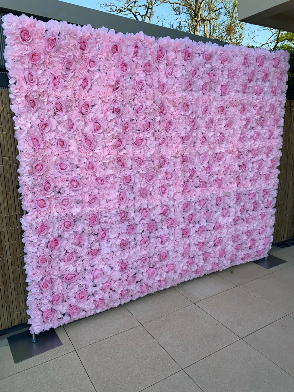 Sfondo decorativo per pareti con fiori artificiali di rose di seta rosa