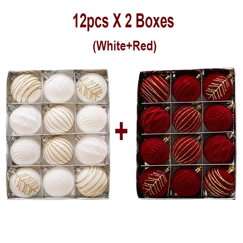 Decorazioni natalizie con palline rosso vino e albero di Natale bianco e verde scuro.