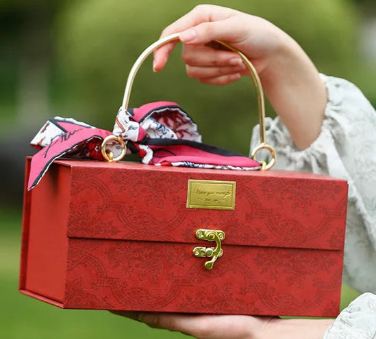 Scatola regalo in metallo con sciarpa di lusso.