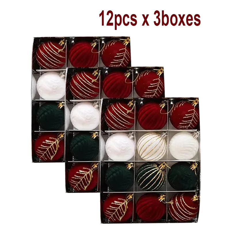 Decorazioni natalizie con palline rosso vino e albero di Natale bianco e verde scuro.