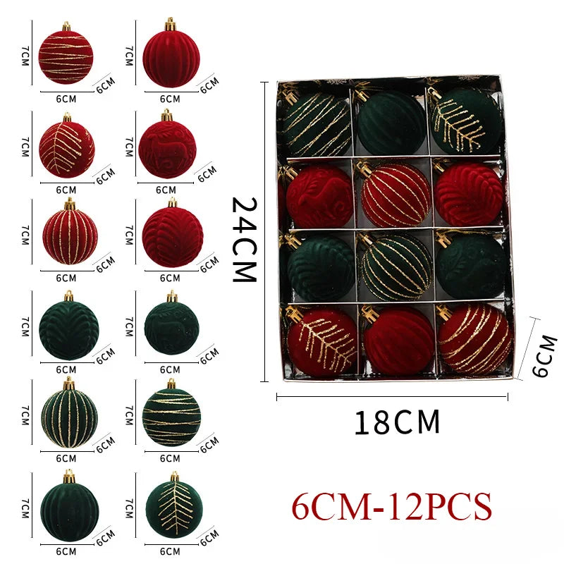 Decorazioni natalizie con palline rosso vino e albero di Natale bianco e verde scuro.